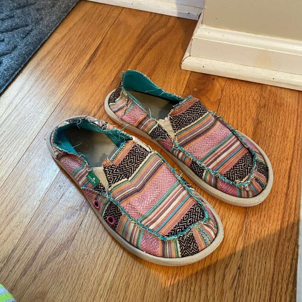 Sanuk slip on size 5